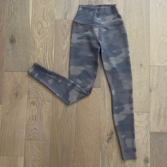 Alo monochromatic camo legging. High waist vapor legging in putty camo - Picture 1 of 4